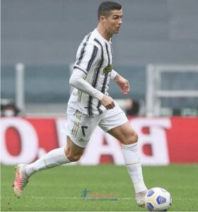 Cristiano in Juventus Jersey