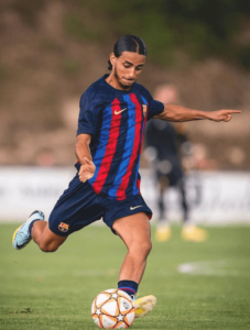 Txus Alba kicking football