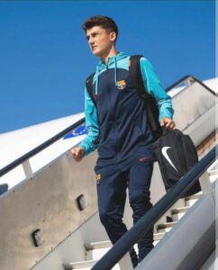 Unai Hernández cooming from a Plane